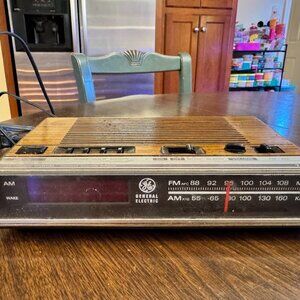 Vintage General Electric GE AM/FM Digital Clock Radio 7-4624B-missing batt cover